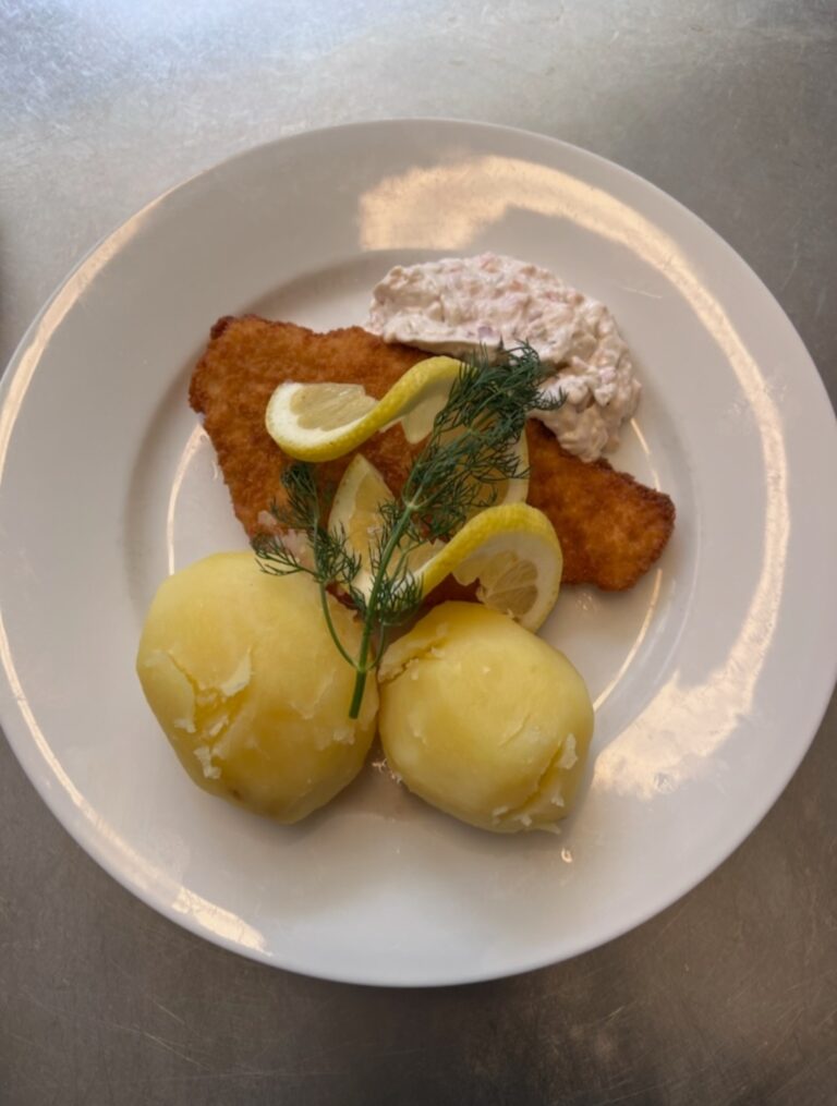 Rödspätta med kokt potatis och räkröra
